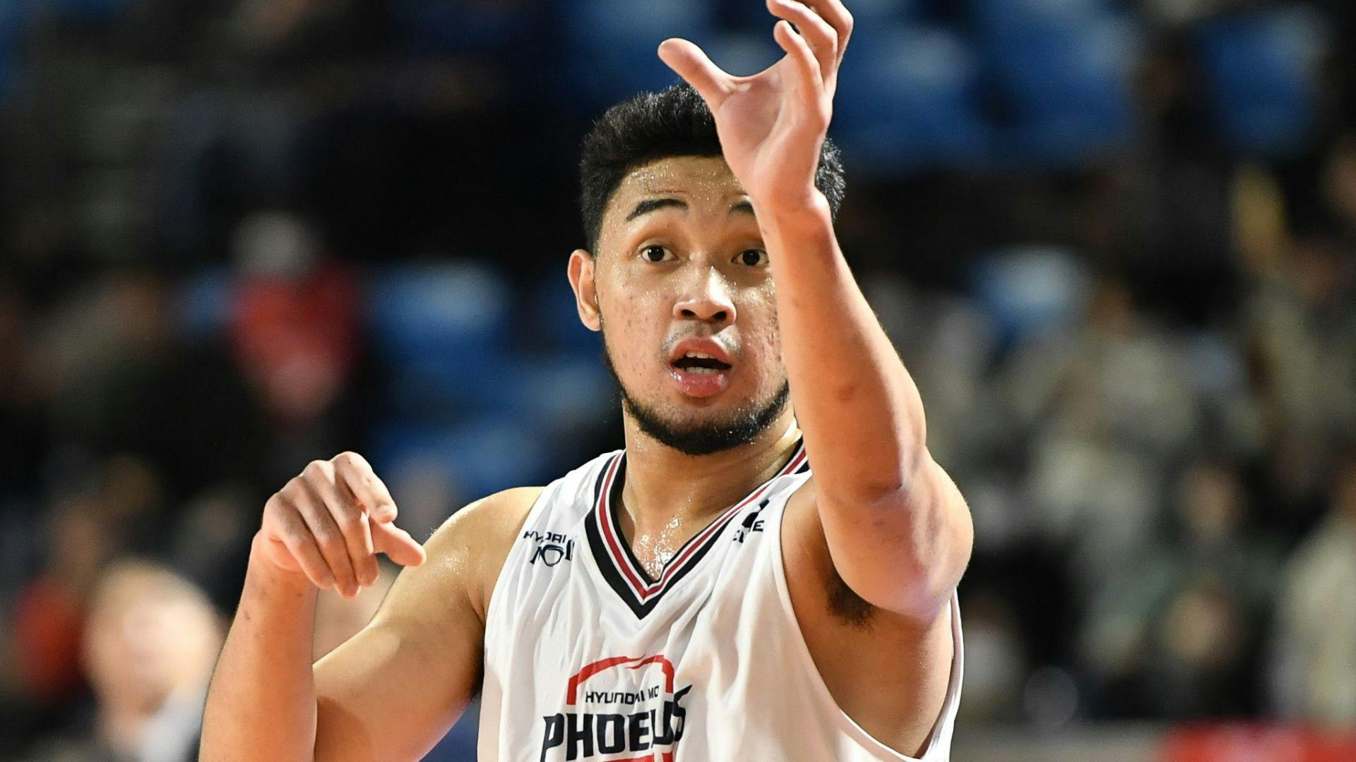 RJ Abarrientos receives warm welcome from Matthew Aquino, Shinsu teammates